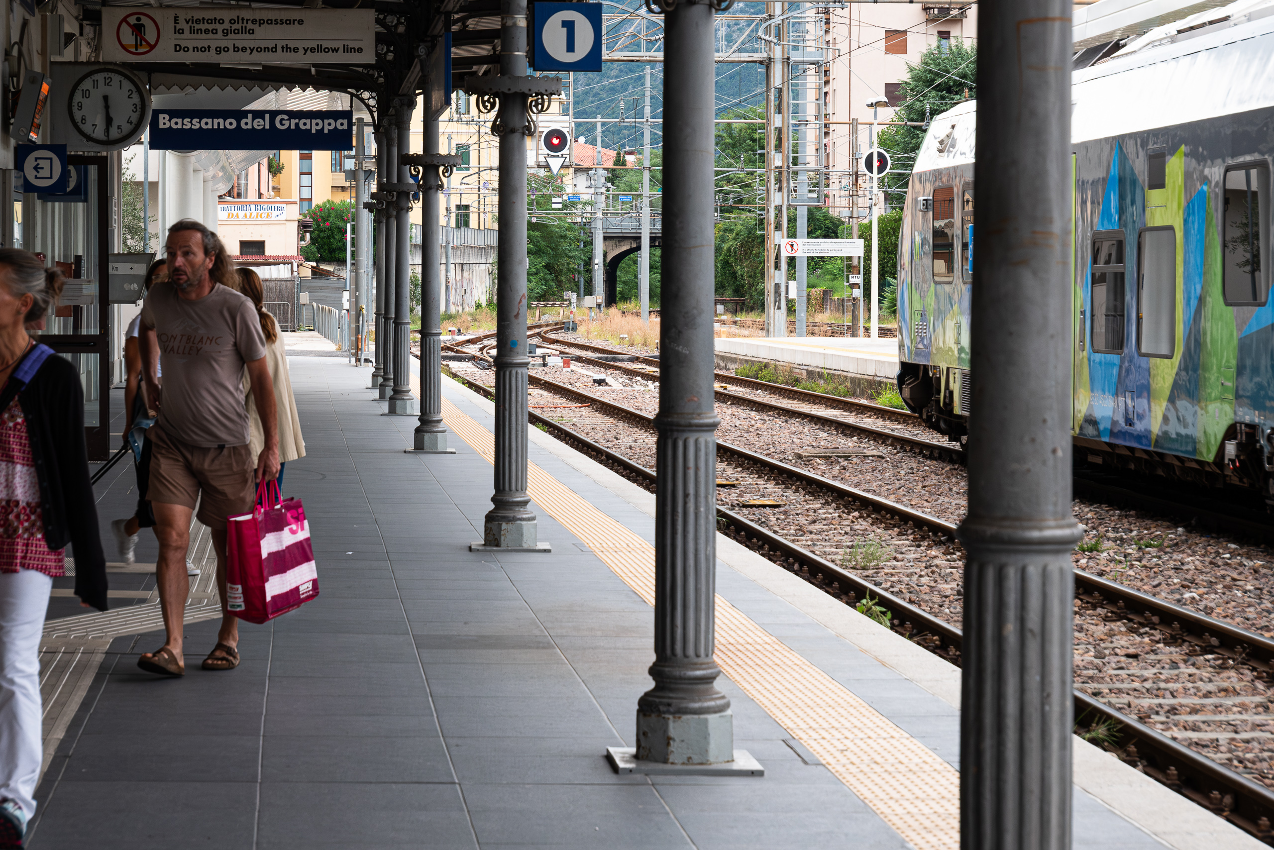Am Bahnsteig in Bassano del Grappa – mit dem Zug durch den Regen